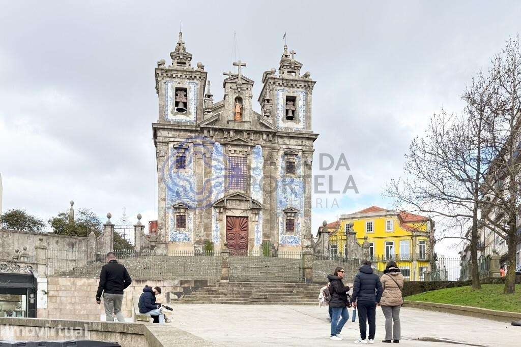 Prédio de 4 Pisos na Praça da Batalha - Grande imagem: 2/28