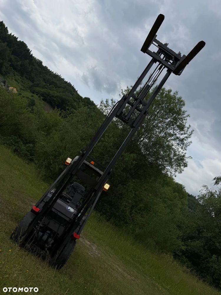 Manitou MI25D Wózek Widłowy 2,5 tony. Posuw Hydrauliczny. tylko 2500mtg. Maszt triplex. Wolny skok! Wysokość Podnoszenia 5 metrów. Jak nowy z Salonu. Pochodzi z Norweskiego Gospodarstwa! Aktualne przeglądy DEKRA i serwisy!  Silnik Yanmar. Małe gabarety bardzo zwrotna maszyna! Zero luzów wycieków i zniszczeń. OKAZJA. Pełny ORYGINAŁ! Rok Prod. 2014. Oświetlenie. OKAZJA - 13