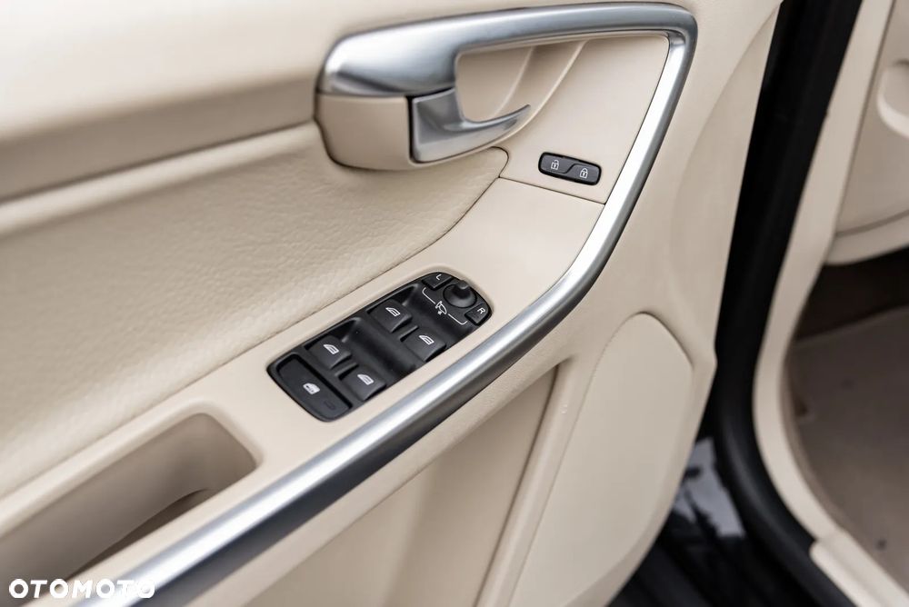 Volvo XC 60 3.2 AWD Kinetic - 21