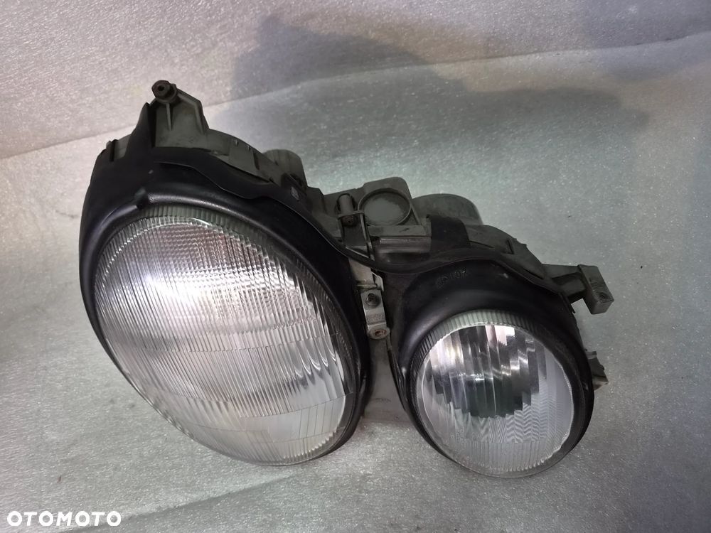 Lampa przednia prawa Mercedes CLK W208 - 2
