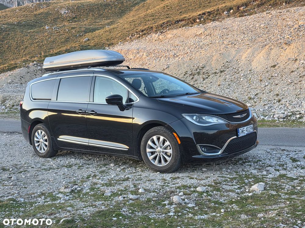 Chrysler Pacifica - 5