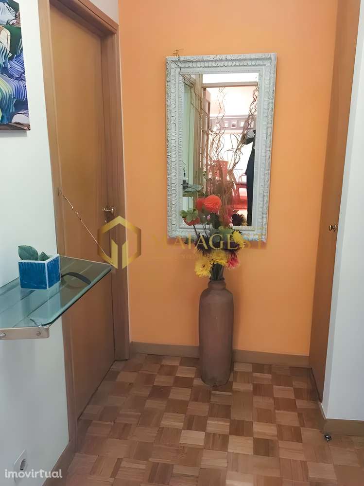 T2 Mobilado com Varanda e Garagem para 2 Carros no Porto - Grande imagem: 3/12