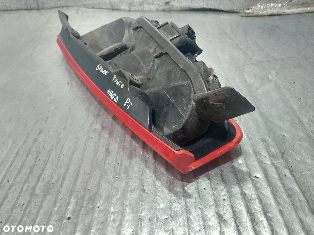 LAMPA TYLNA PRAWA FIAT GRANDE PUNTO 51701590 27460202 - 4