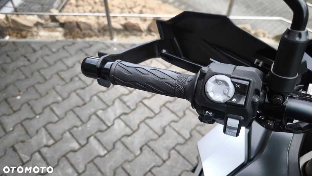 Suzuki GSX 1000 - 12