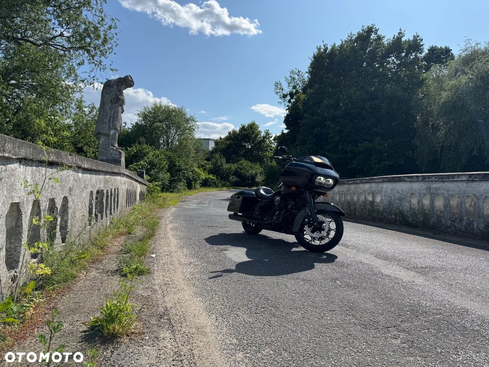 Harley-Davidson Touring Road Glide - 2