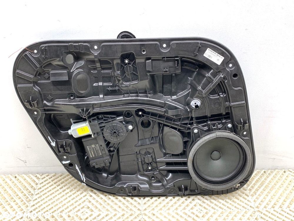 PODNOŚNIK SZYBY LEWY TYŁ  VOLVO V90 II Kombi (235, 236) 2016 - 2022 D3 110 kW [150 KM] olej - 1