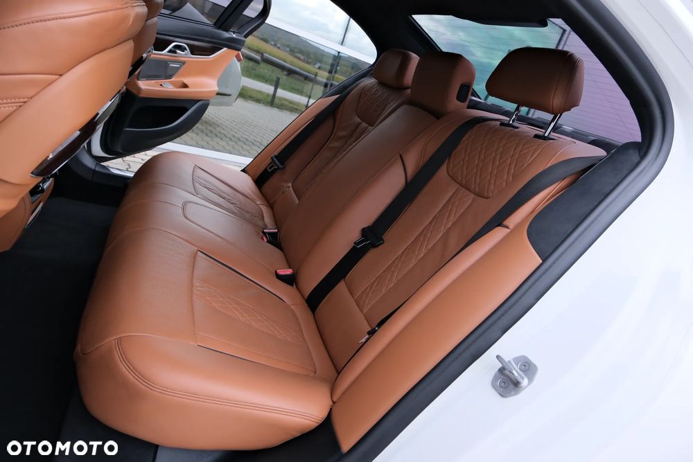 BMW Seria 7 750i xDrive sport - 34