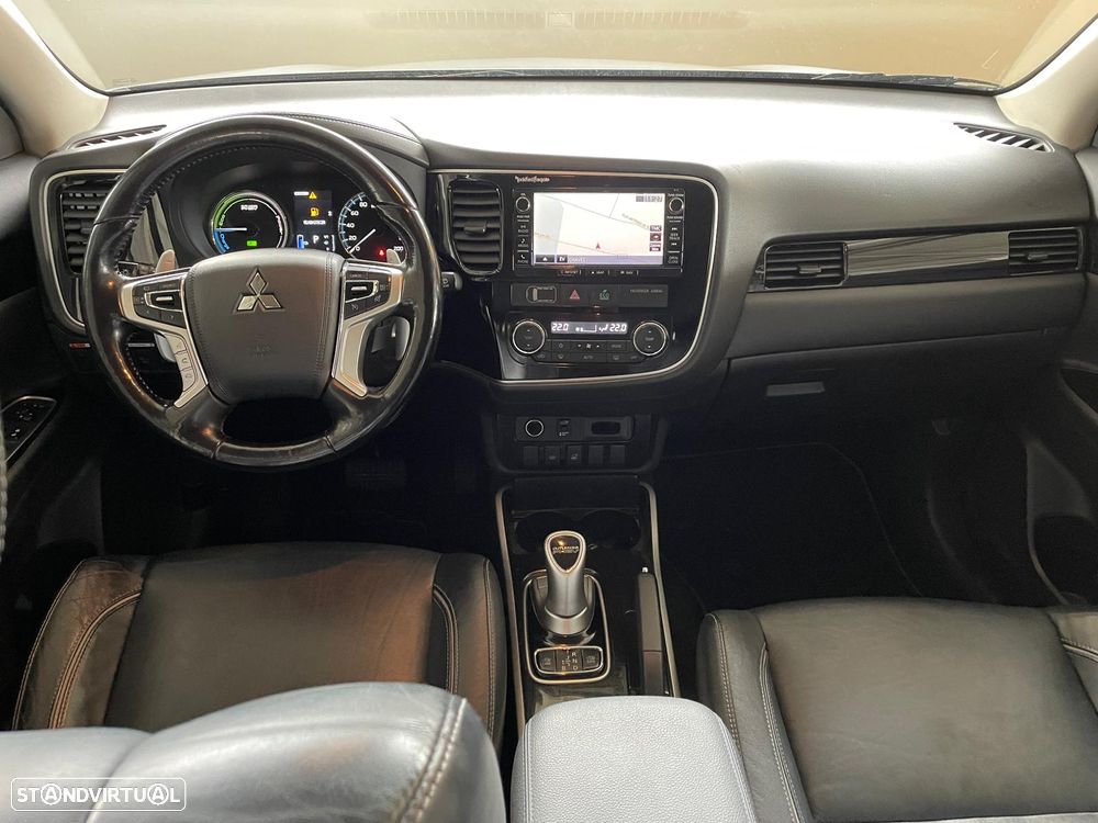 Mitsubishi Outlander 2.0 MIVEC Instyle Navi+ - 11