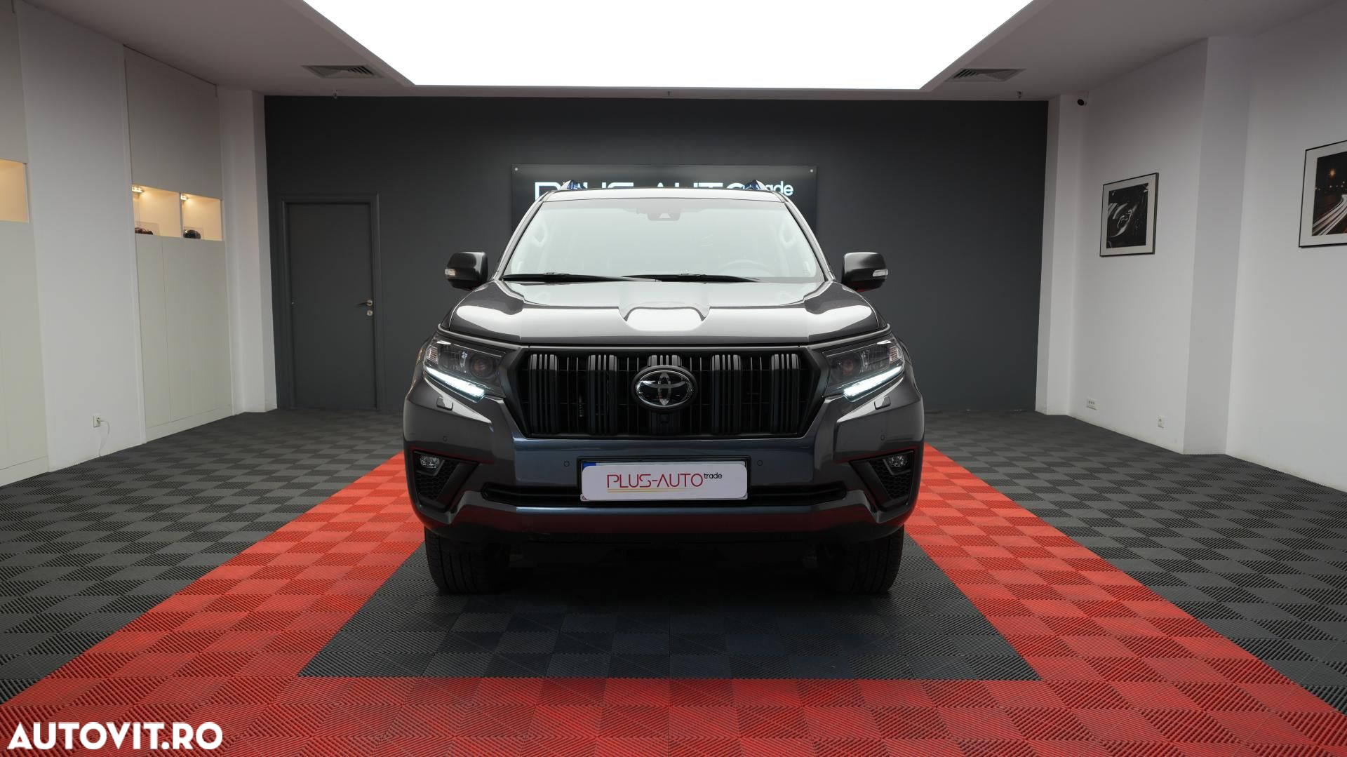 Toyota Land Cruiser - 2