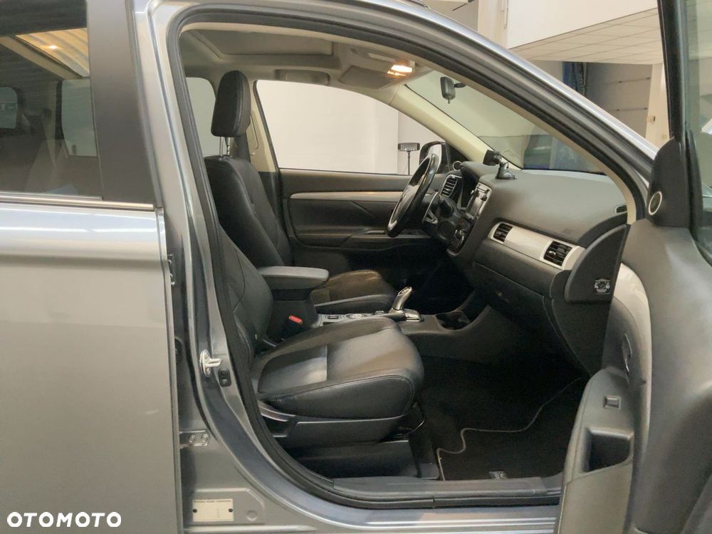 Mitsubishi Outlander 2.0 4WD Top - 24