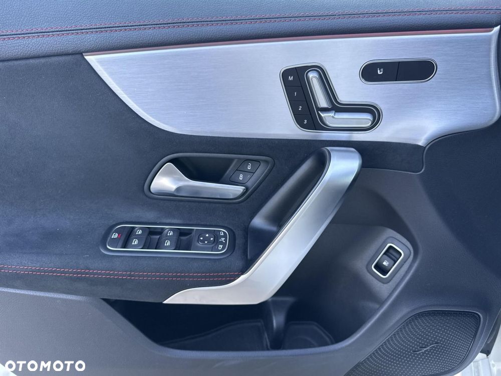 Mercedes-Benz CLA - 12