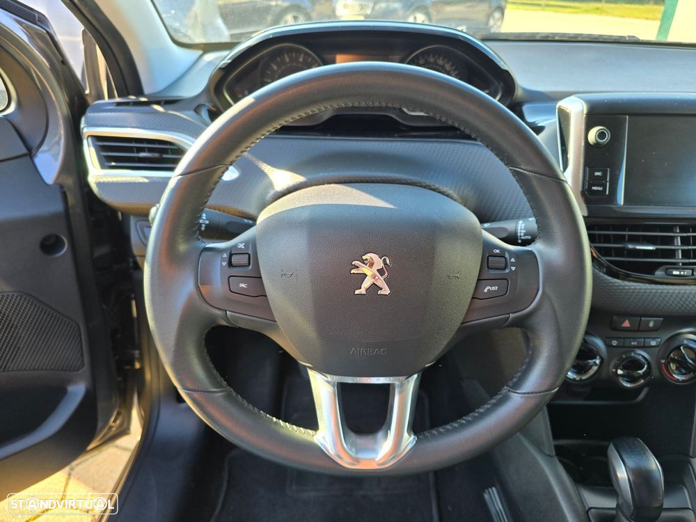 Peugeot 208 1.2 PureTech Signature - 17