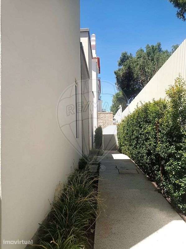 Moradia T4 com piscina e jardim a estrear para Arrendamento no Estoril - Grande imagem: 3/48
