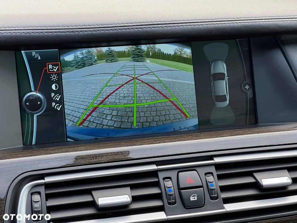 BMW Seria 7 750i xDrive - 28
