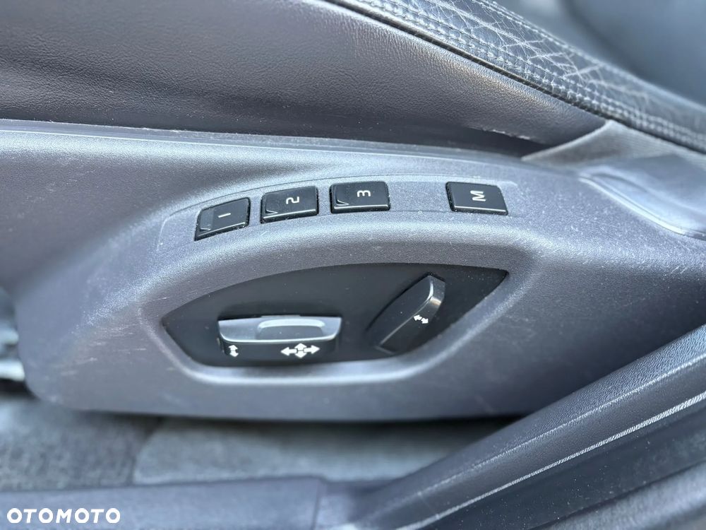 Volvo V60 D6 AWD Plug-in Hybrid Momentum - 17