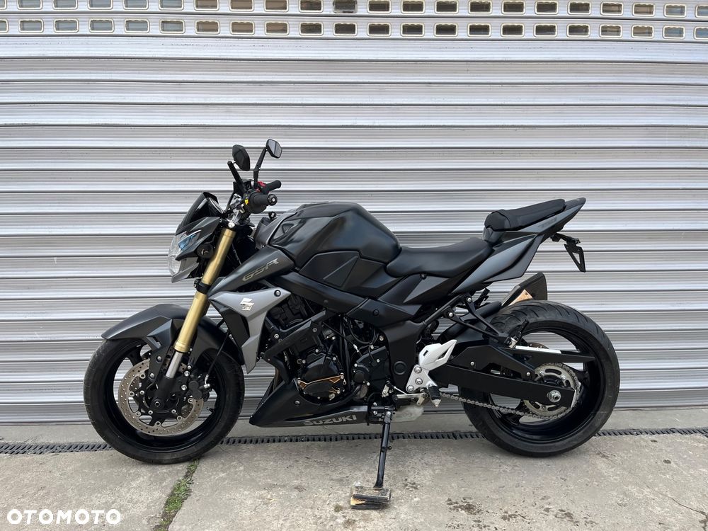 Suzuki GSR - 2