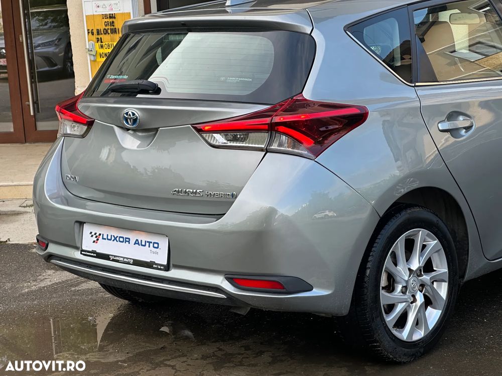 Toyota Auris 1.8 L VVT-i HSD Sol + - 9
