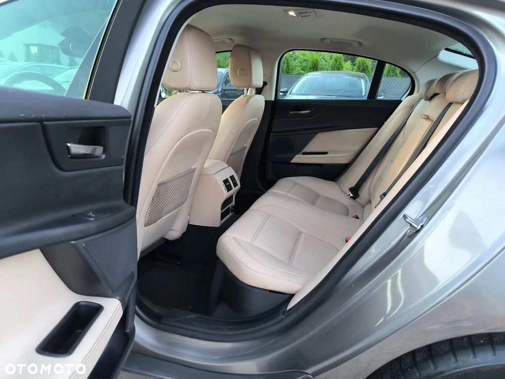 Jaguar XE 2.0 T Prestige - 21