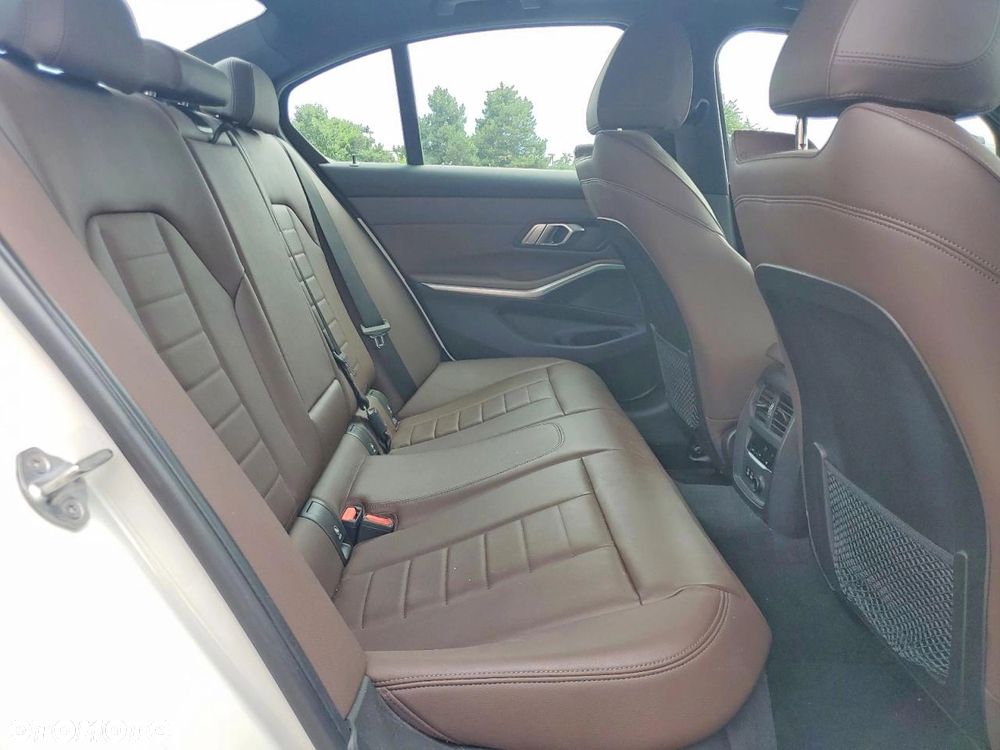 BMW Seria 3 330i xDrive Sport Line - 9