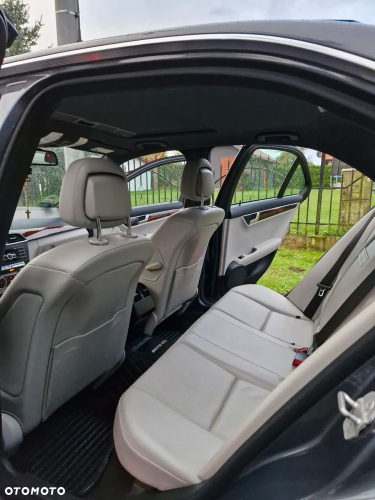 Mercedes-Benz Klasa C 250 CGI BlueEff Elegance - 14