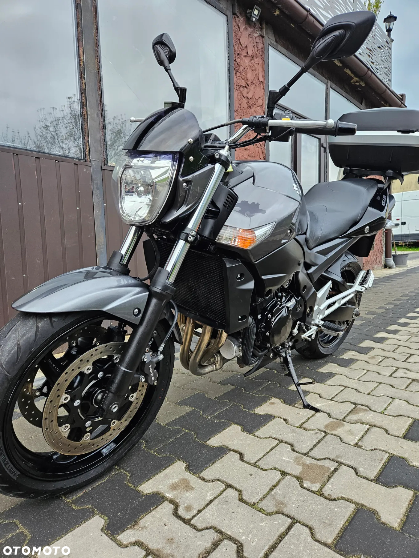 Suzuki GSR - 11