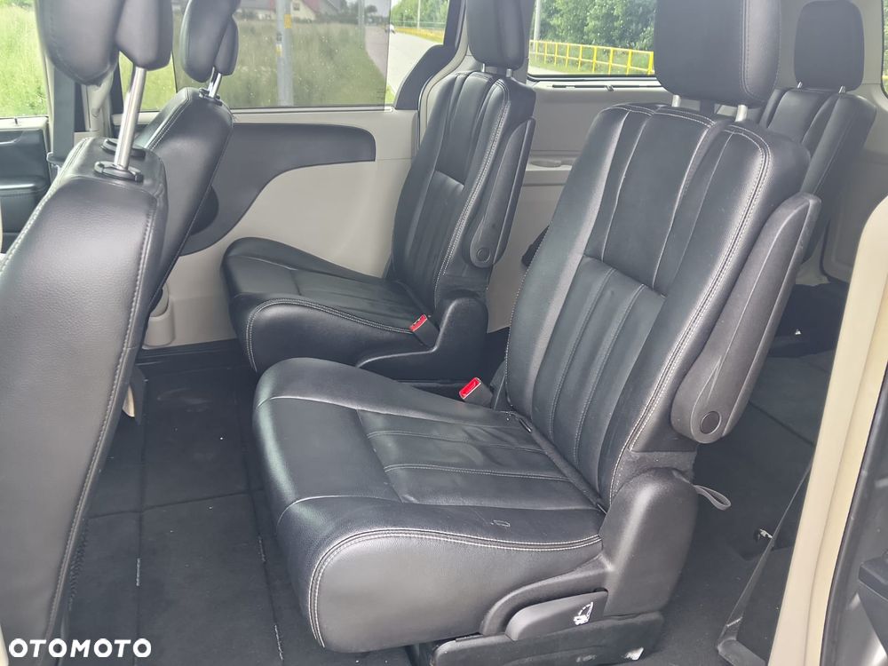 Chrysler Town & Country - 8