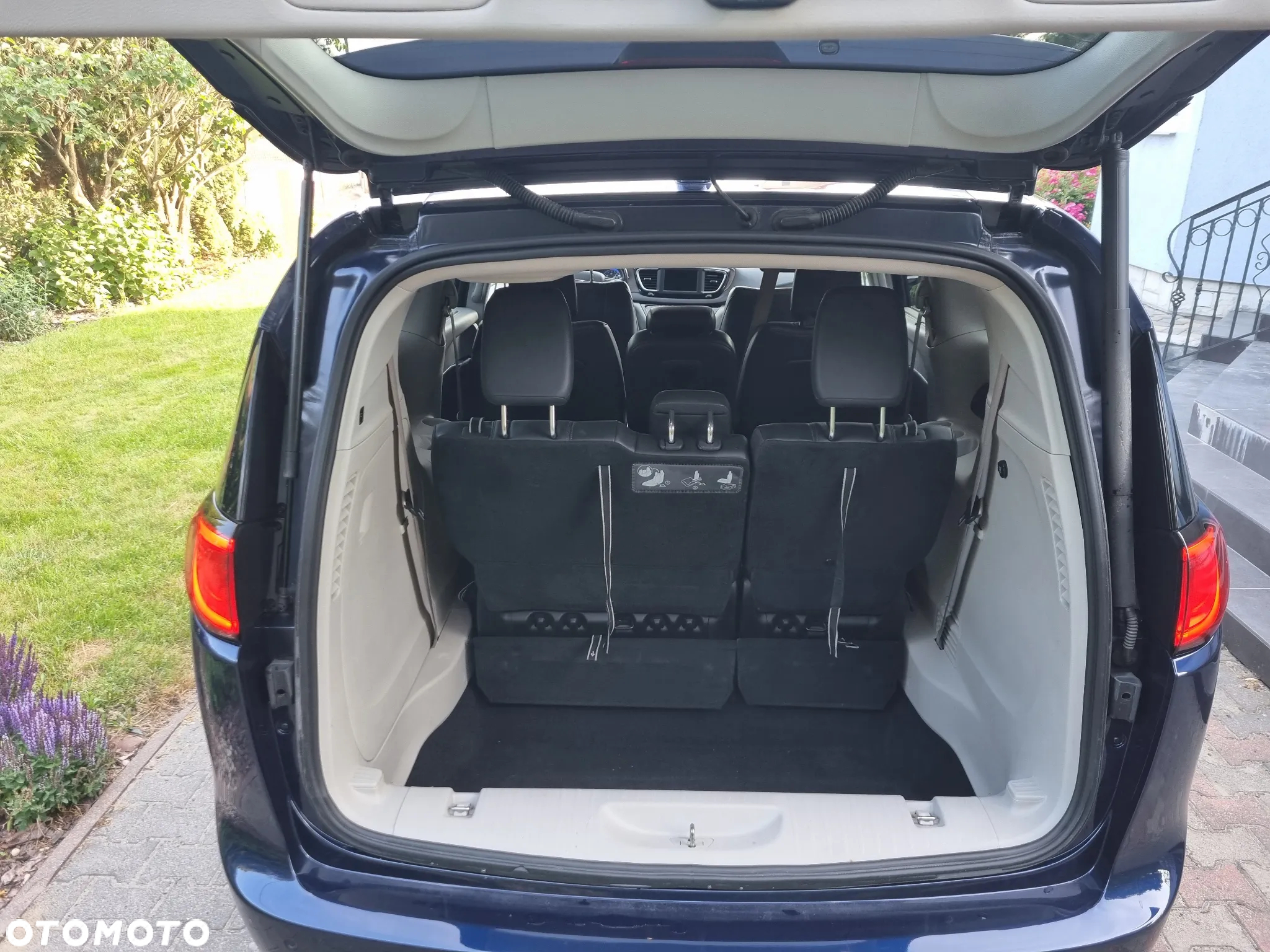 Chrysler Pacifica - 11