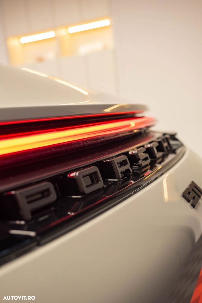 Porsche 911 Carrera 4 GTS PDK - 7