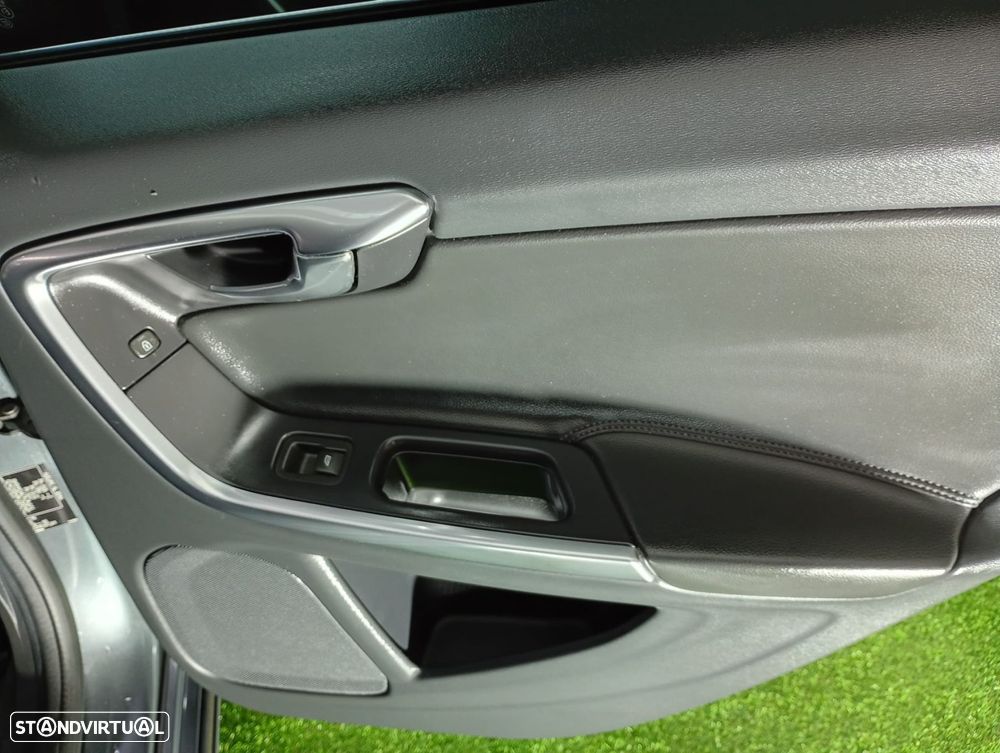 Volvo V60 2.0 D2 R-Design Momentum - 27