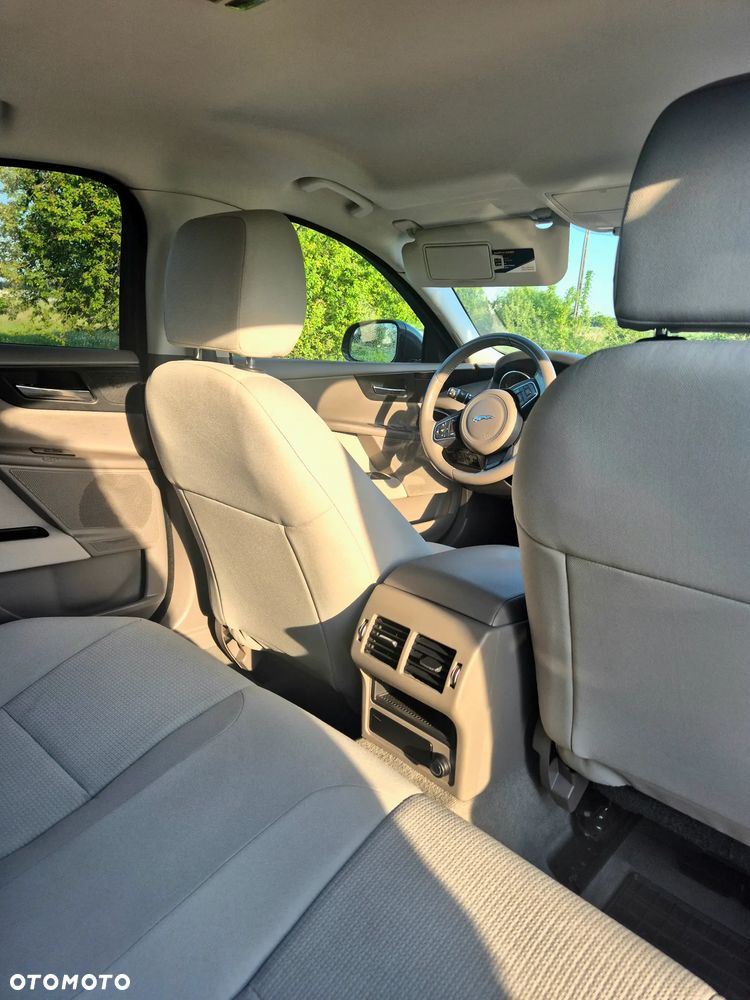 Jaguar XE 20d Prestige - 10