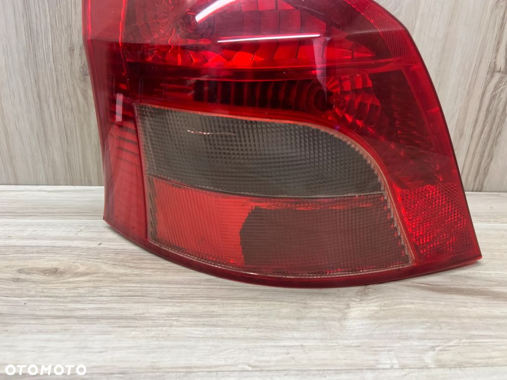 LAMPA TYLNA LEWA TOYOTA YARIS II - 3