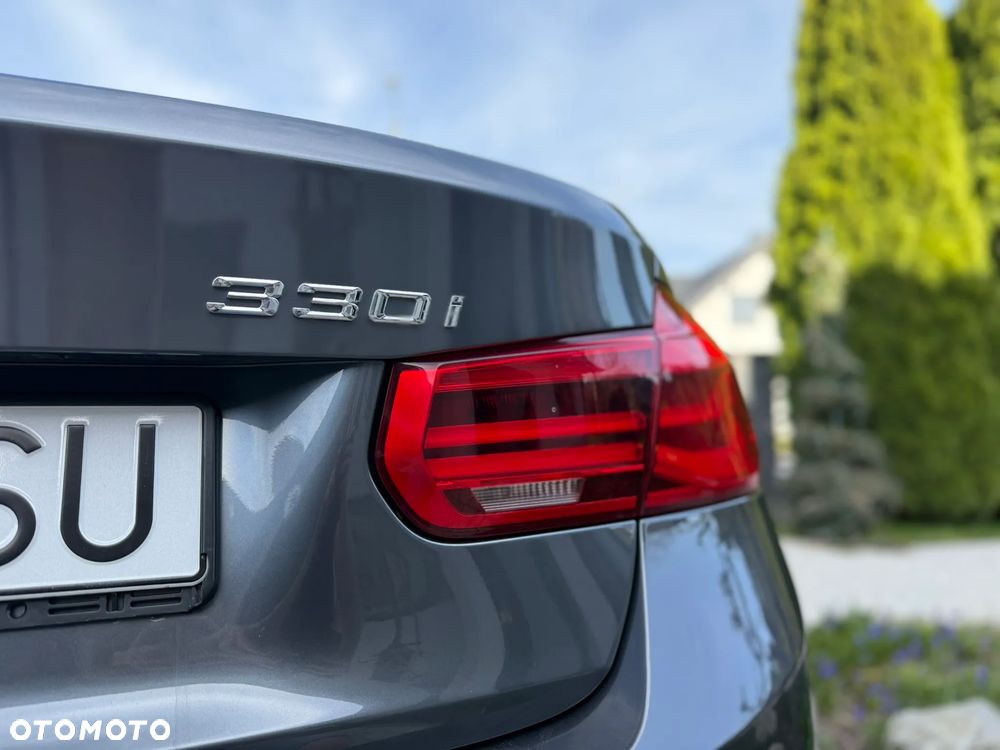 BMW Seria 3 330i Sport Line - 12