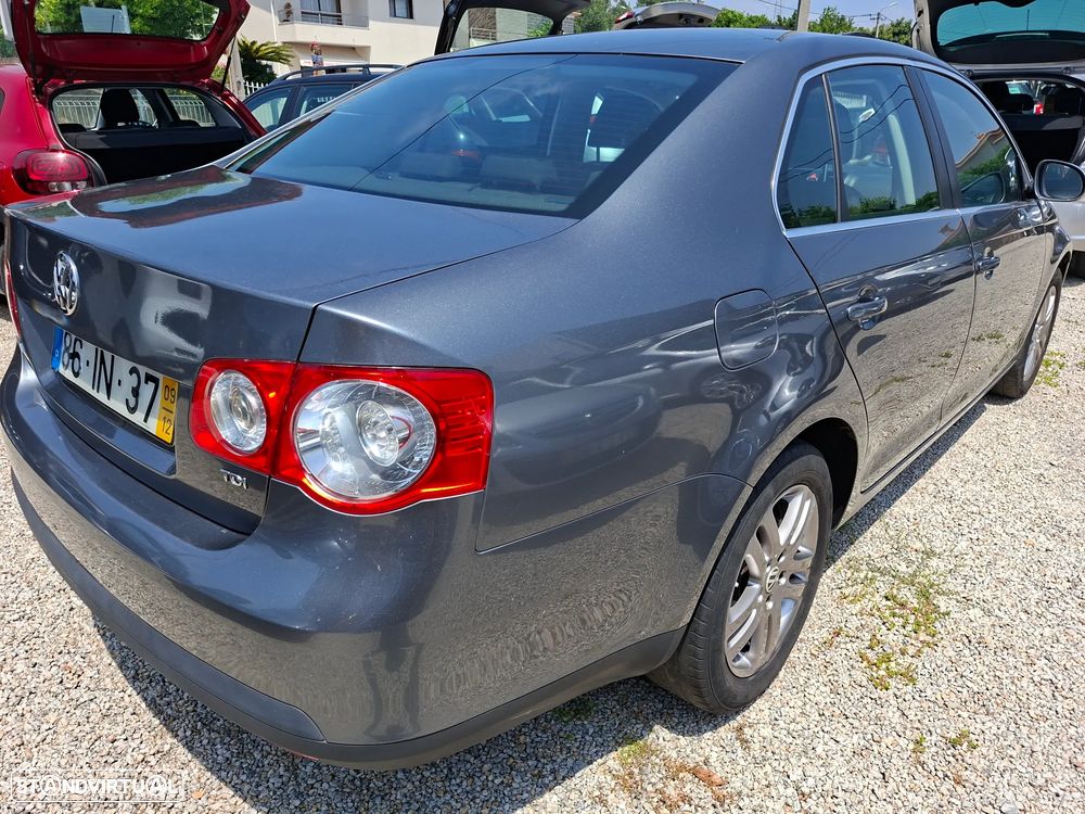 VW Jetta 1.6 TDi Confortline - 5