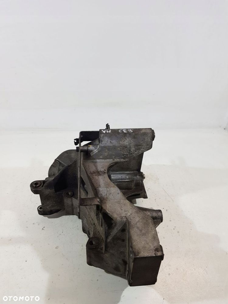 łapa wspornik pompy 076115251 vw crafter 2.5 tdi ceb - 3