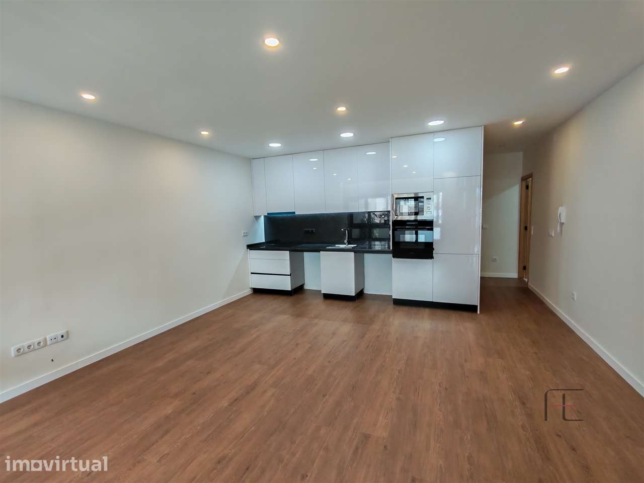 Apartamento T2 Remodelado – Terraço - Caxinas VDC - Grande imagem: 2/23