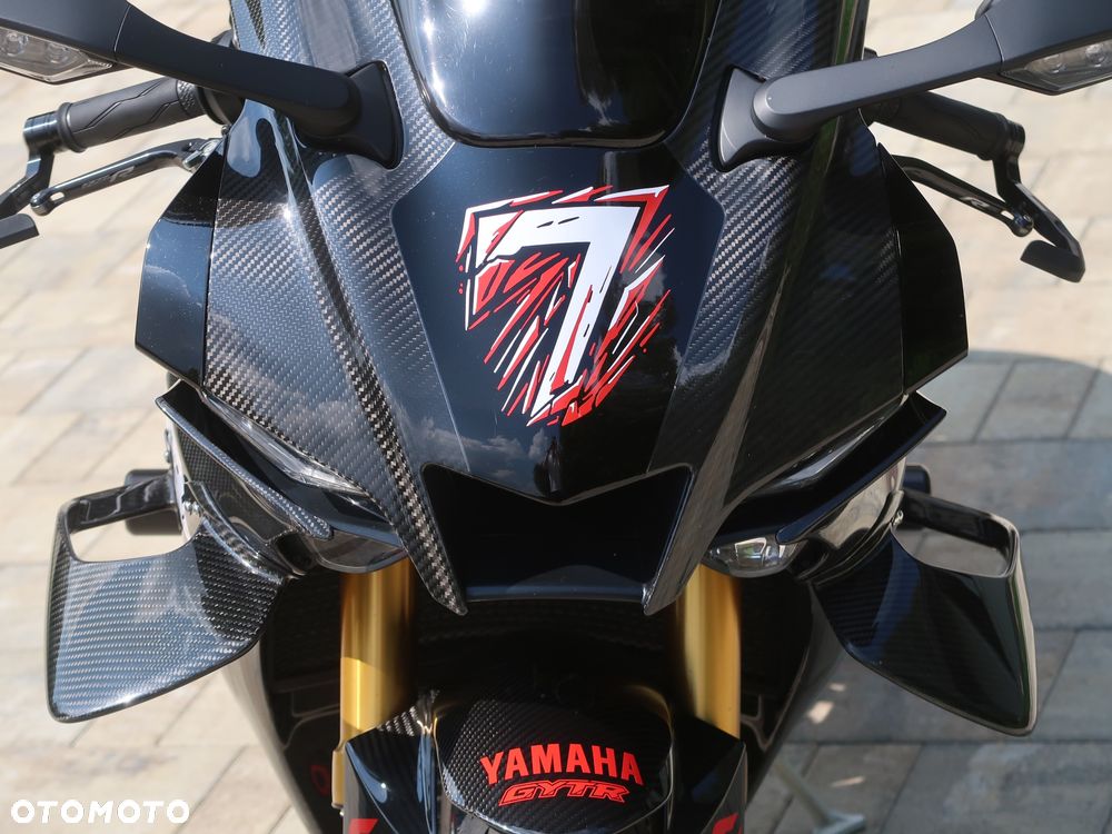 Yamaha R1 - 30