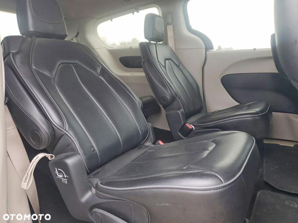 Chrysler Pacifica - 11
