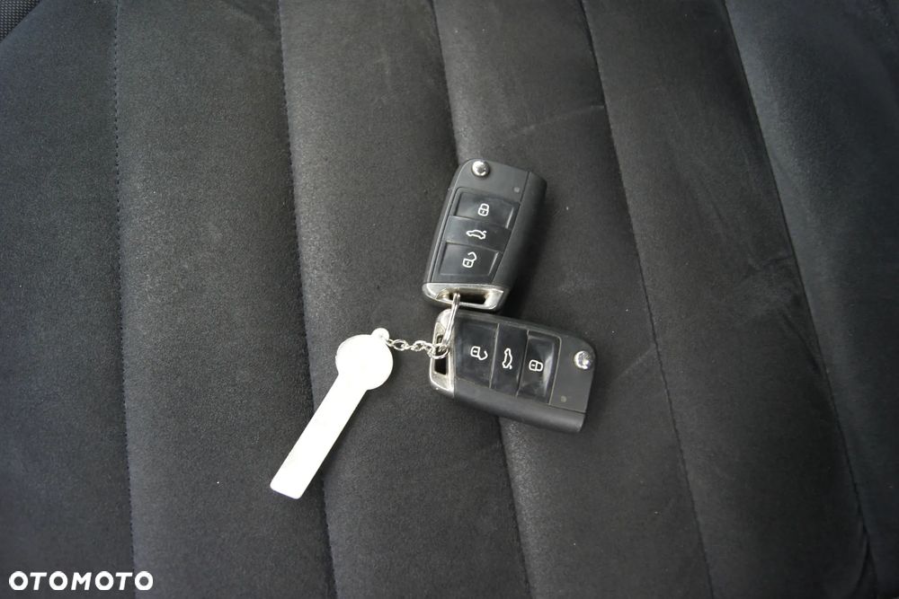 Volkswagen Golf 1.6 TDI DPF Highline - 17