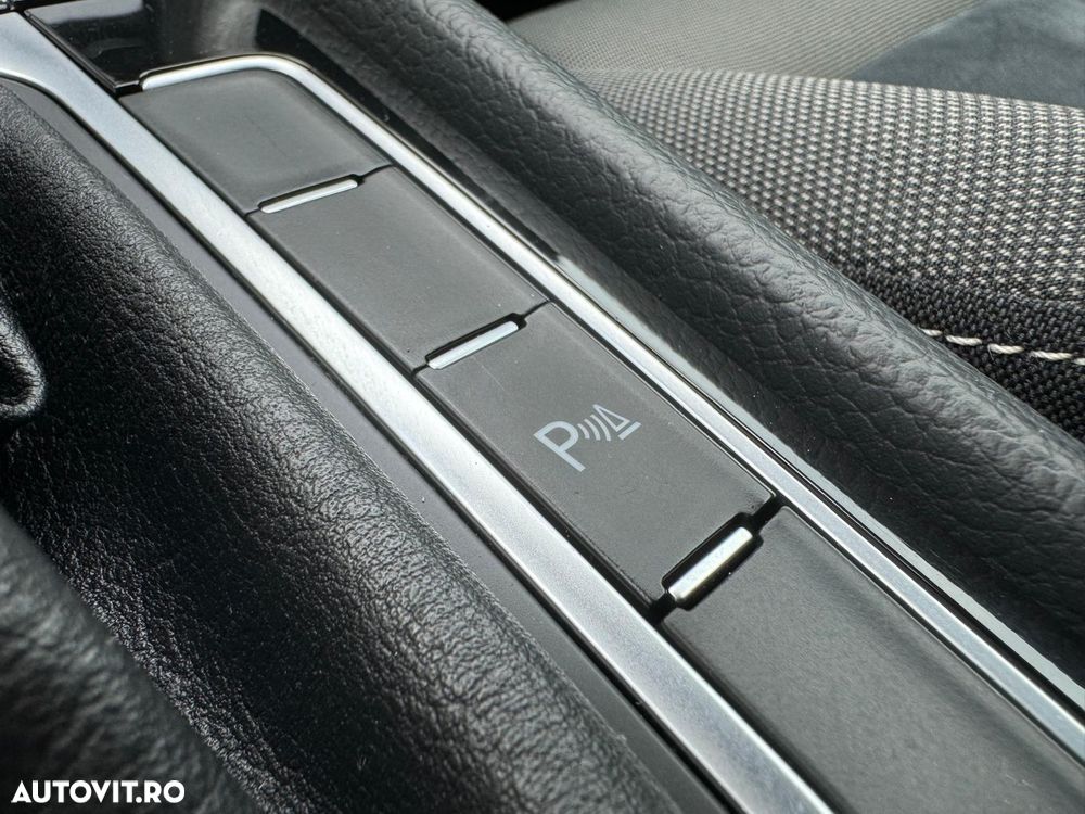 Volkswagen Golf 1.6 TDI DPF DSG Team - 23