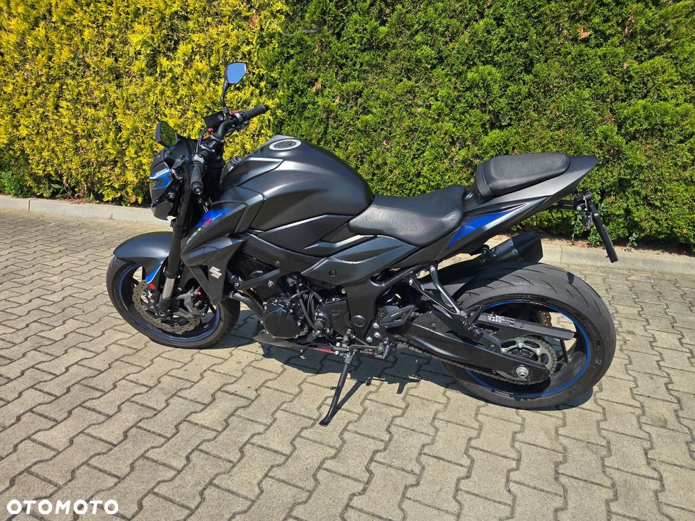 Suzuki GSX - 17