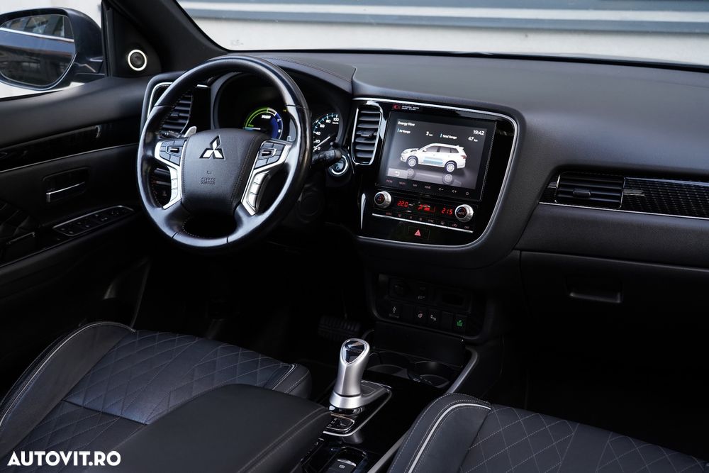 Mitsubishi Outlander ver-2-4-4wd-plug--in-hybrid-top - 14