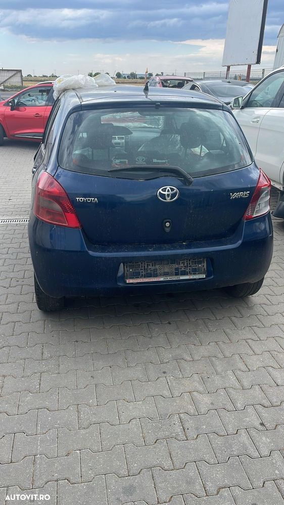 Dezmembram Toyota Yaris 1.3 benzina din 2008 - 3