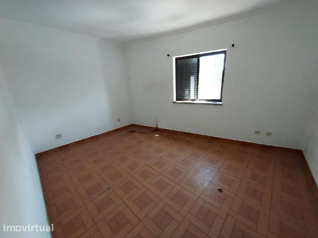 Moradia de tipologia T3 de 3 pisos, a necessitar de obras de reabil... - Grande imagem: 3/15