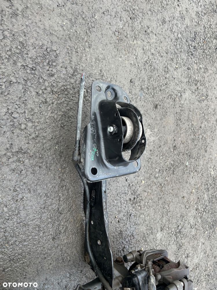 Volkswagen Sportsvan zawieszenie tylne kompletne belka ośka tył zwrotnice bez rdzy - 11