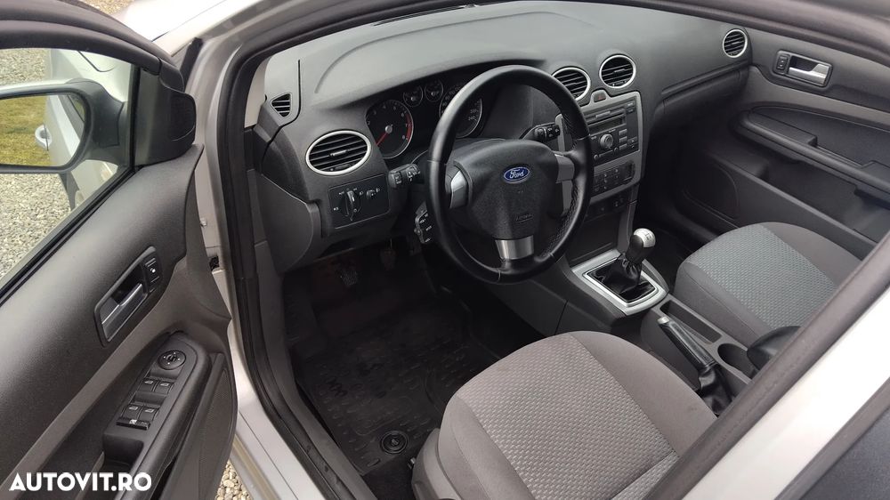 Ford Focus 1.6i Ghia - 7