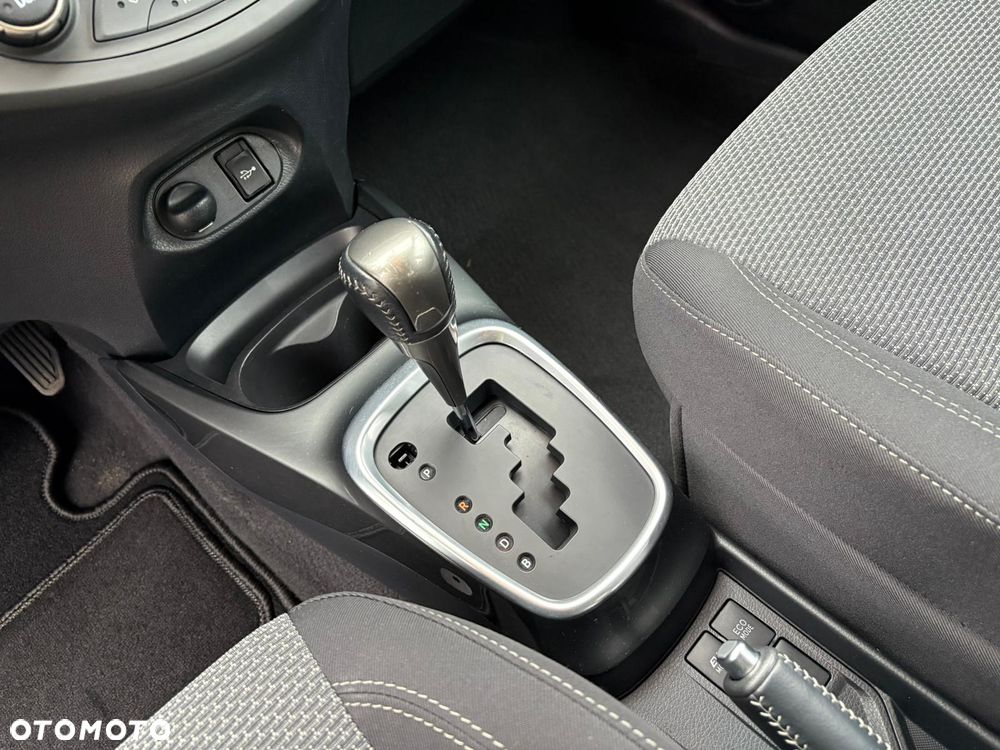 Toyota Yaris Hybrid 100 Dynamic - 21