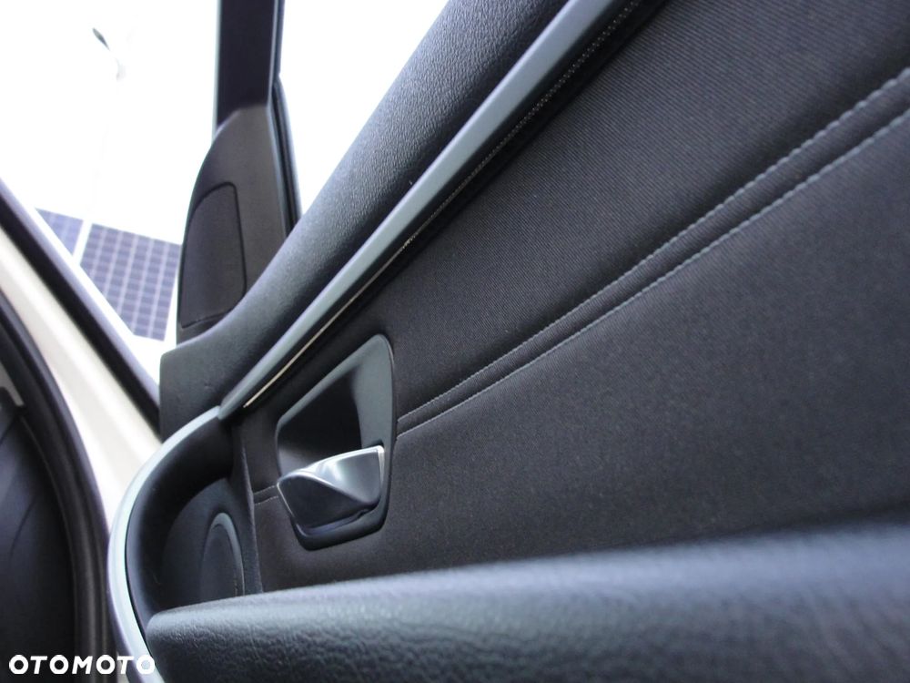 BMW Seria 3 318d Blue Performance Sport Line - 28