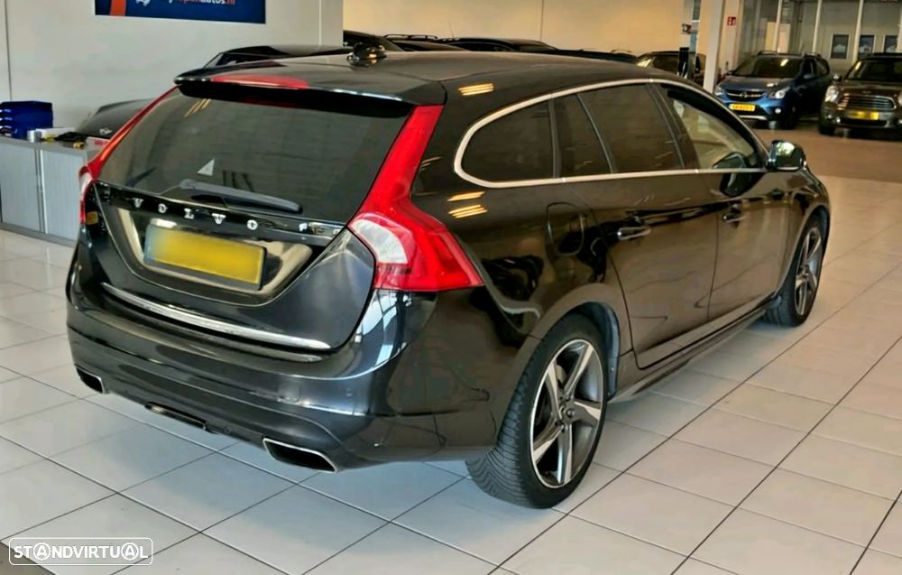 Volvo V60 2.4 D6 R-Design Mom.AWD Phev - 4