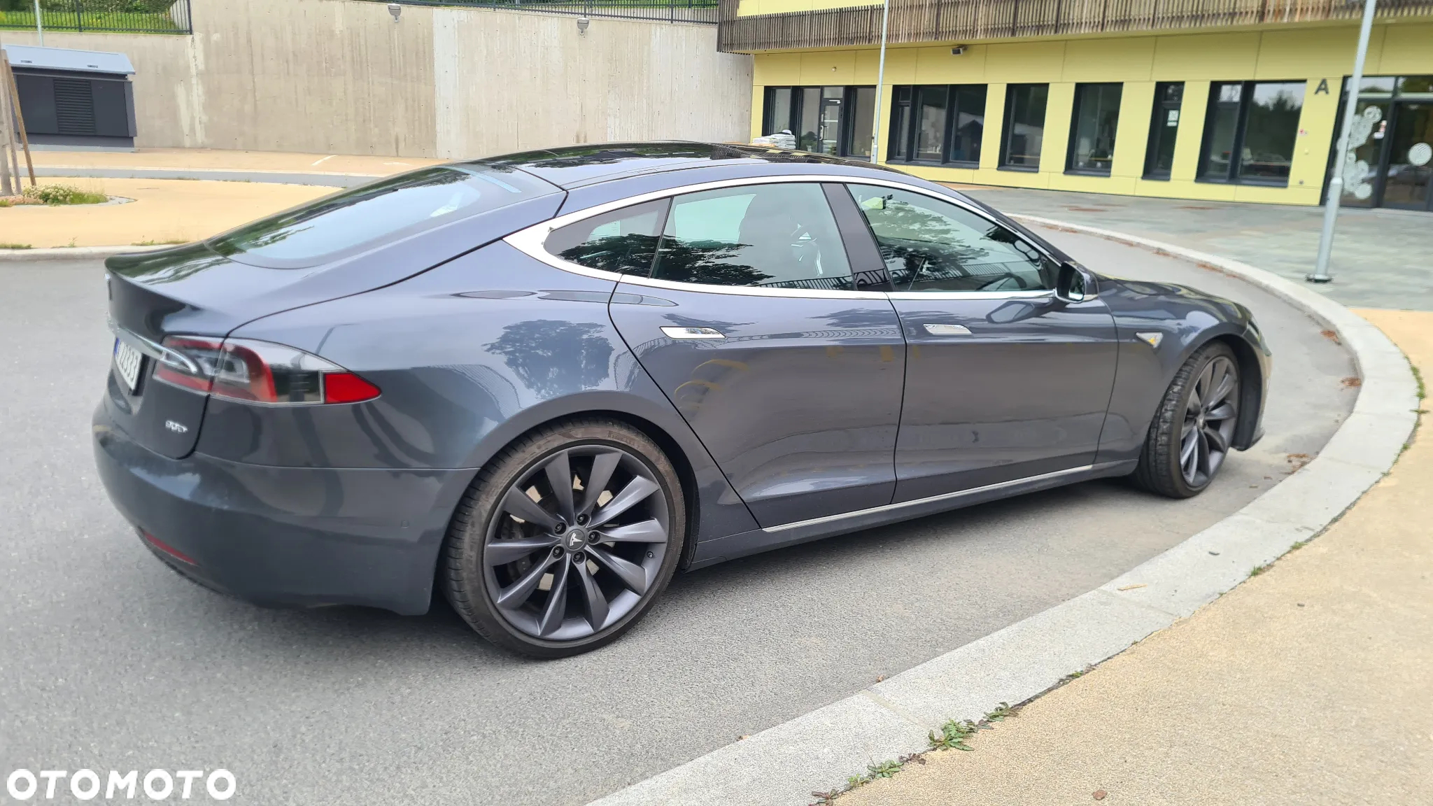 Tesla Model S - 13