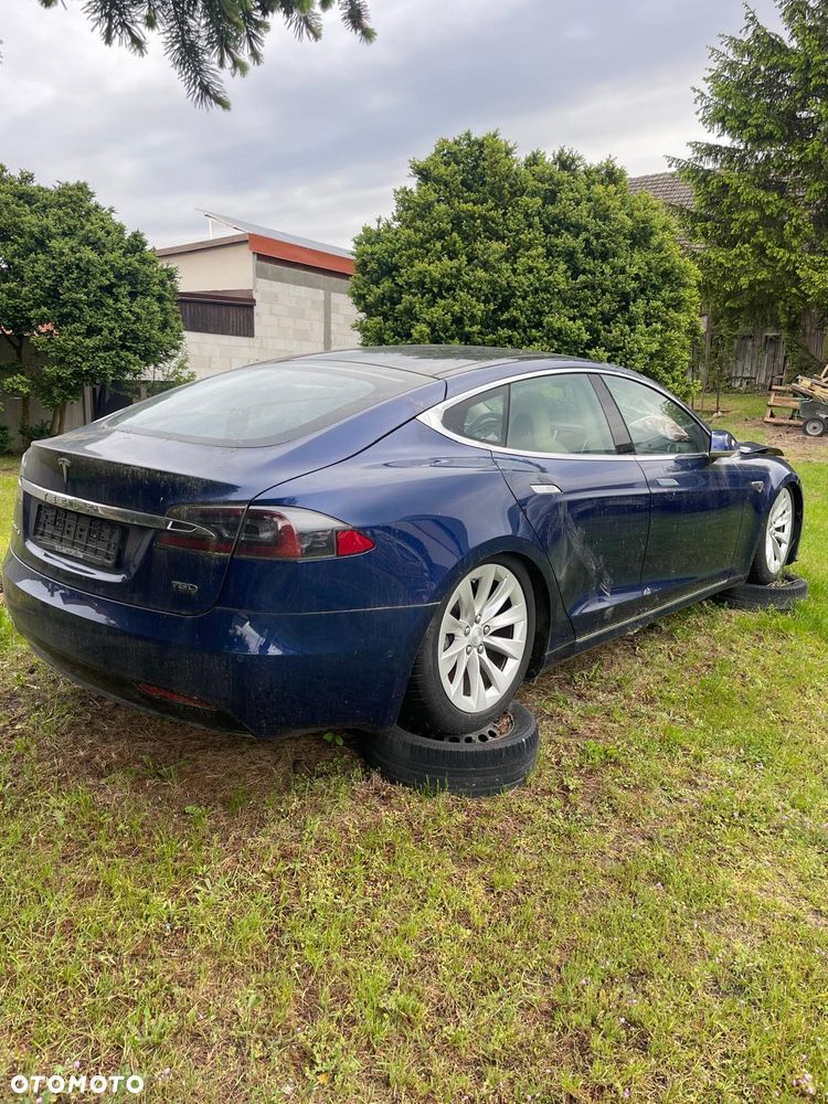 Tesla Model S - 3